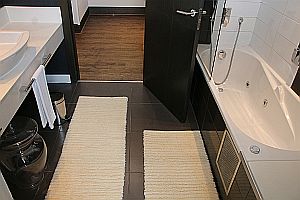 Badezimmer - zwei schmale Teppiche